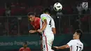 Striker Indonesia, Alberto Goncalves berebut bola udara dengan pemain Hong Kong, Ming Lau pada pertandingan terakhir Grup A sepak bola Asian Games 2018 di Stadion Patriot Candrabhaga, Senin (20/8). Indonesia menang 3-1. (Kapanlagi.com/Agus Apriyanto)
