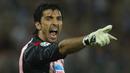 Gianluigi Buffon - Buffon seperti sudah ditakdirkan menjadi pemain hebat. Dia menjalani laga debut di Serie A bersama Parma pada November 1995. Saat itu, Buffon mampu menjaga gawangnya tak kebobolan, serta meredam serangan AC Milan. (AFP/ Paolo Cocco)