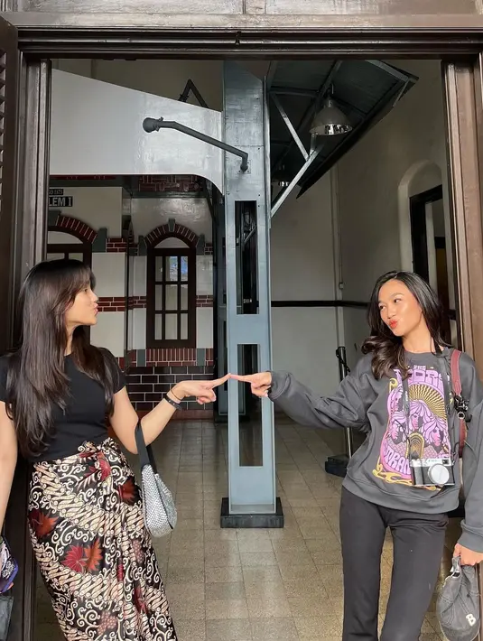 Fuji padukan rok batiknya dengan atasan lengan pendek berwarna hitam polos. [Foto: Instagram/fuji_an]