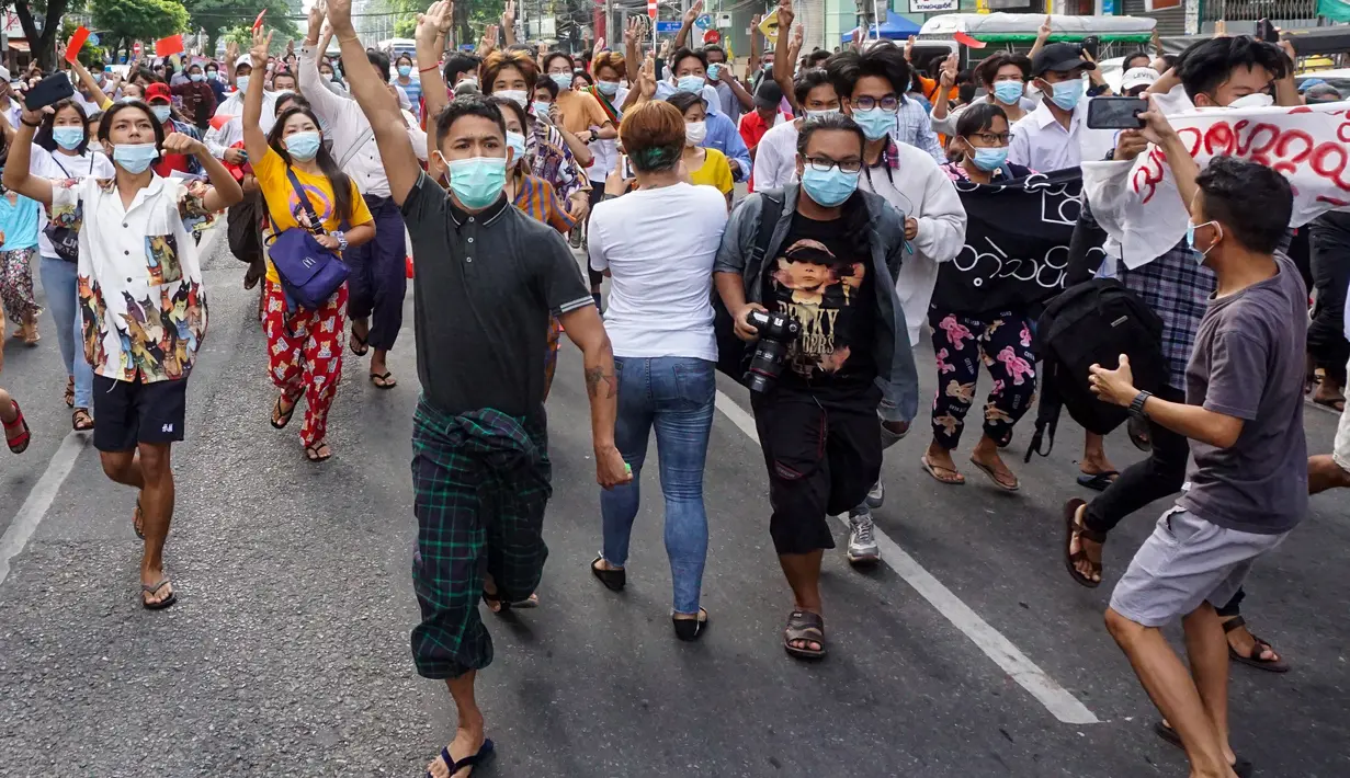 Pengunjuk rasa memberi hormat tiga jari selama demonstrasi menentang kudeta militer di Yangon (3/6/2021). Penggulingan pemerintah terpilih Myanmar oleh militer membuat gelombang kemarahan nasional. (AFP/STR)