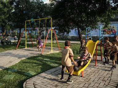 Anak-anak bermain prosotan di Ruang Publik Terpadu Ramah Anak (RPTRA) di Jalan Pluit Mas Utara, Kelurahan Pejagalan, Kecamatan Penjaringan, Jakarta, Rabu (6/4). Salah satu fungsi RPTRA adalah tempat berkumpul untuk warga. (Liputan6.com/Faizal Fanani)