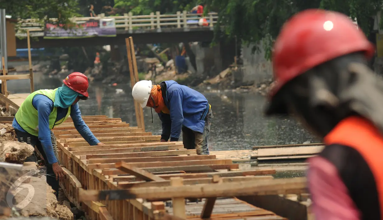 Besi besi penyangga disiapkan di sisi Kaliduri Jakarta, Selasa (10/11/2015). Untuk mencegah banjir, Pemerintah Provinsi DKI Jakarta melakukan pengembangan sistem drainase di kawasan Kaliduri Jakarta Barat. (Liputan6.com/Helmi Fithriansyah)