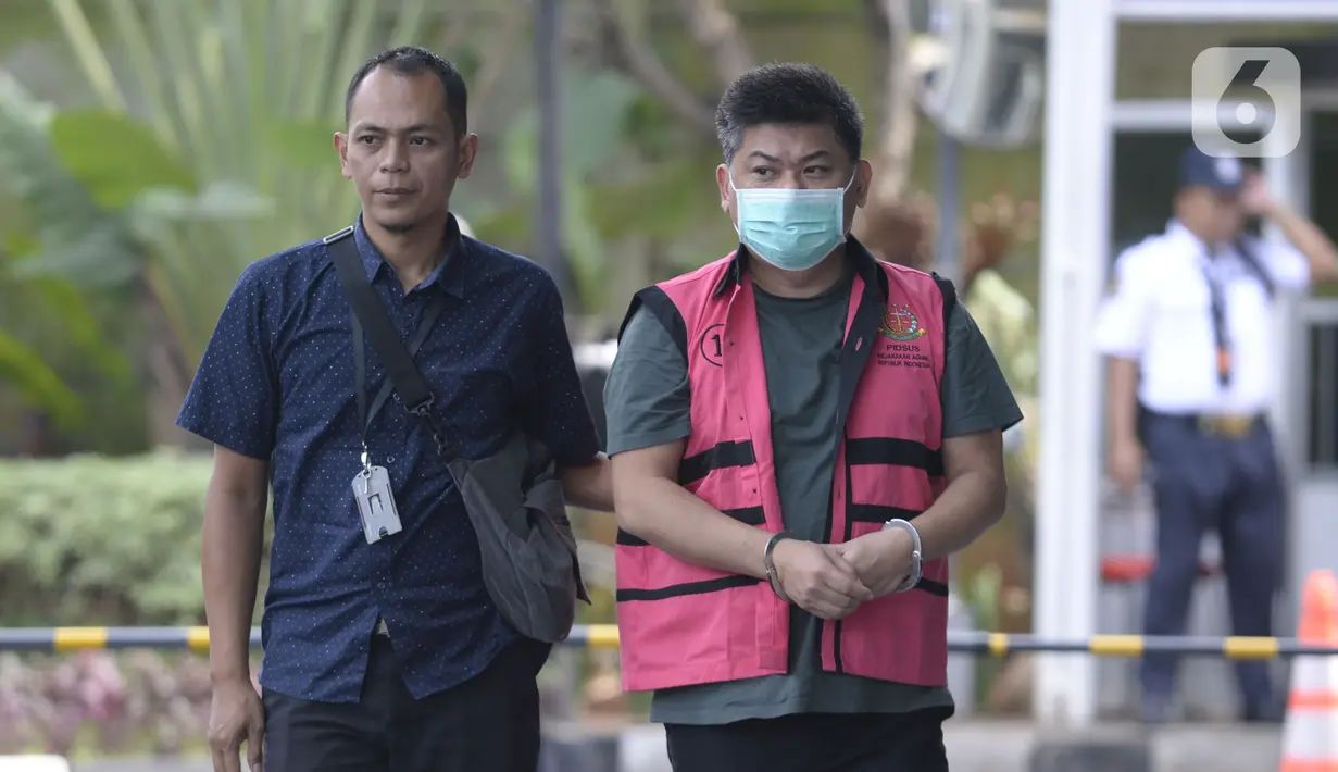 Presiden Komisaris PT Trada Alam Minera Tbk Heru Hidayat (kanan) tiba di Gedung KPK, Jakarta, Selasa (17/3/2020). Heru diperiksa sebagai tersangka terkait dugaan korupsi di PT Asuransi Jiwasraya (Persero) dengan kerugian negara diperkirakan mencapai Rp 13,7 T. (merdeka.com/Dwi Narwoko)