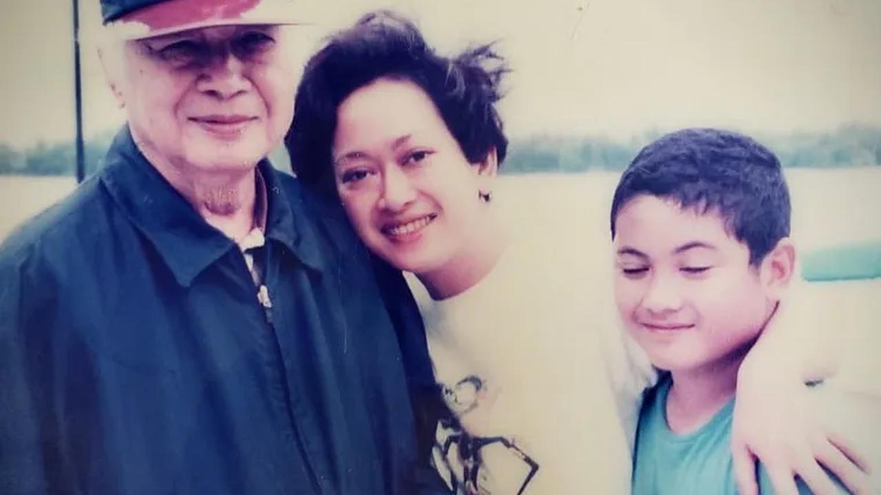 Ia merupakan putri bungsu mantan Presiden Indonesia ke-2 yaitu Soeharto. Ya, gadis kecil ini adalah Siti Hutami Endang Adiningsih atau yang dikenal dengan panggilan Mamiek Soeharto. <br>