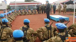 Citizen6, Kongo: Wamenhan RI Sjafrie Sjamsoeddin, mengunjungi prajurit TNI yang tergabung dalam Satgas Zeni TNI Kontingen Garuda XX-I/Monusco yang tengah melaksanakan tugas misi perdamaian PBB. (Pengirim: Badarudin Bakri)