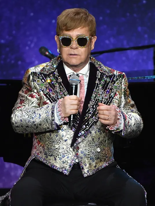 Sir Elton John memberi keterangan saat konferensi pers di New York (24/1). Musisi Inggris Elton John mengumumkan untuk pensiun dari panggung tur setelah berkarier lebih dari 50 tahun. (Dimitrios Kambouris/Getty Images/AFP)