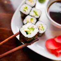 Sushi alpukat/copyright: shutterstock