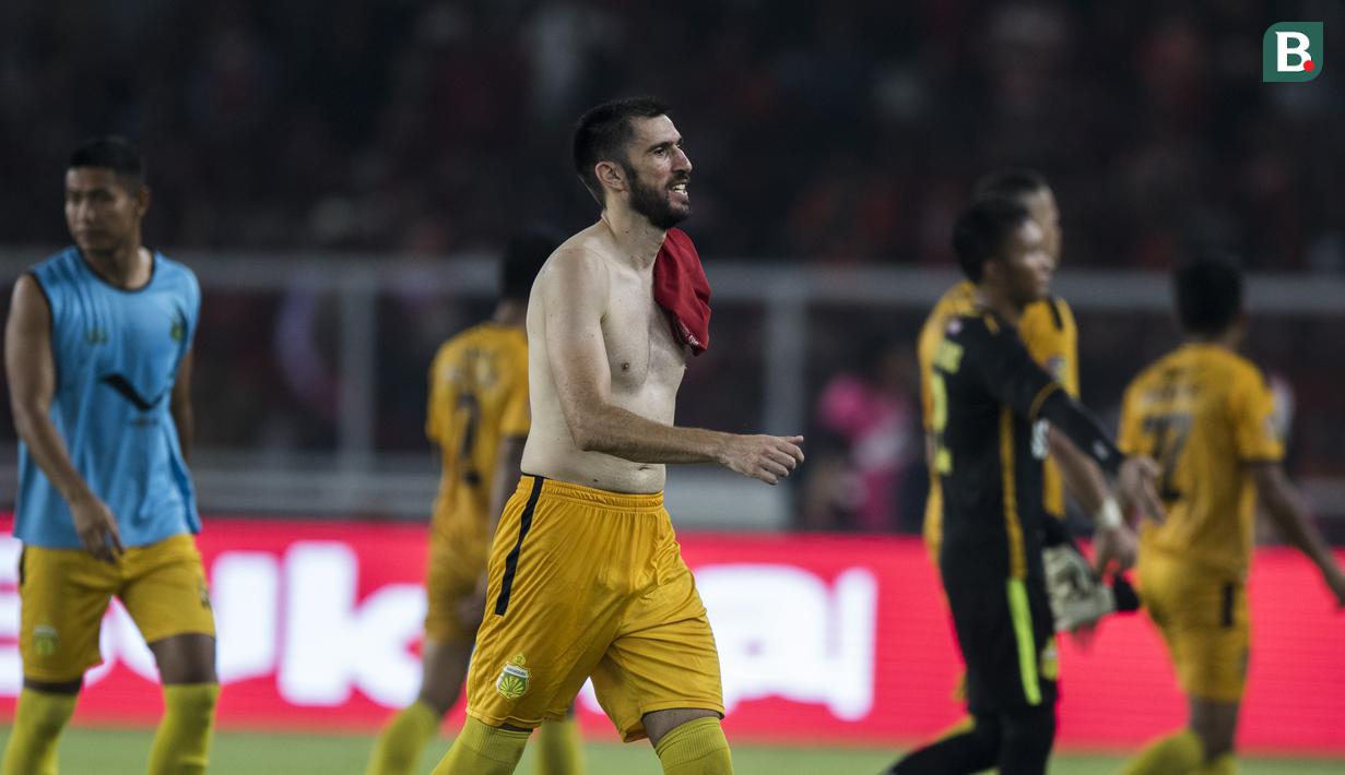 Bek Bhayangkara FC, Vladimir Vujovic, membawa jersey milik bek Persija Jakarta, Ismed Sofyan, usai laga Liga 1 di SUGBK, Jakarta, Jumat (23/3/2018). Hal ini menarik karena keduanya sempat terlibat konflik. (Bola.com/Vitalis Yogi Trisna)
