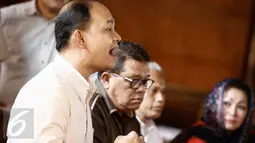 Para eks karyawan Merpati saat memperlihatkan dokumen terkait kasus pailit Merpati di Jakarta, Rabu (3/2). Para mantan pegawai Merpati menuntut hak-hak Normatif (H2N) seperti gaji, pesangon dan lain-lain. (Liputan6.com/Faizal Fanani)