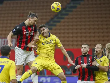 Penyerang AC Milan, Zlatan Ibrahimovic (kiri) mencetak gol kedua untuk timnya ke gawang Hellas Verona pada lanjutan Liga Italia Serie A di San Siro, Senin (9/11/2020) dinihari WIB. AC Milan harus puas berbagi angka dengan Hellas Verona setelah bermain imbang 2-2. (AP Photo/Antonio Calanni)