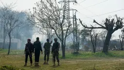 Tentara mengamankan lokasi jatuhnya jet tempur F-16 Pakistan saat latihan jelang parade militer Hari Pakistan di Islamabad, Rabu (11/3/2020). Belum ada konfirmasi lebih lanjut bagaimana nasib pilot dan co-pilot pesawat nahas tersebut. (Aamir QURESHI/AFP)