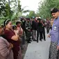 Gubernur Jawa Tengah (Jateng) Ganjar Pranowo saat meninjau langsung proses perbaikan jalan di Grobogan pada Kamis (15/6/2023). (Dok. Istimewa)