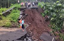 Akses Jalan Menuju Air Terjun Madakaripura Longsor, Dua Pengendara Terluka