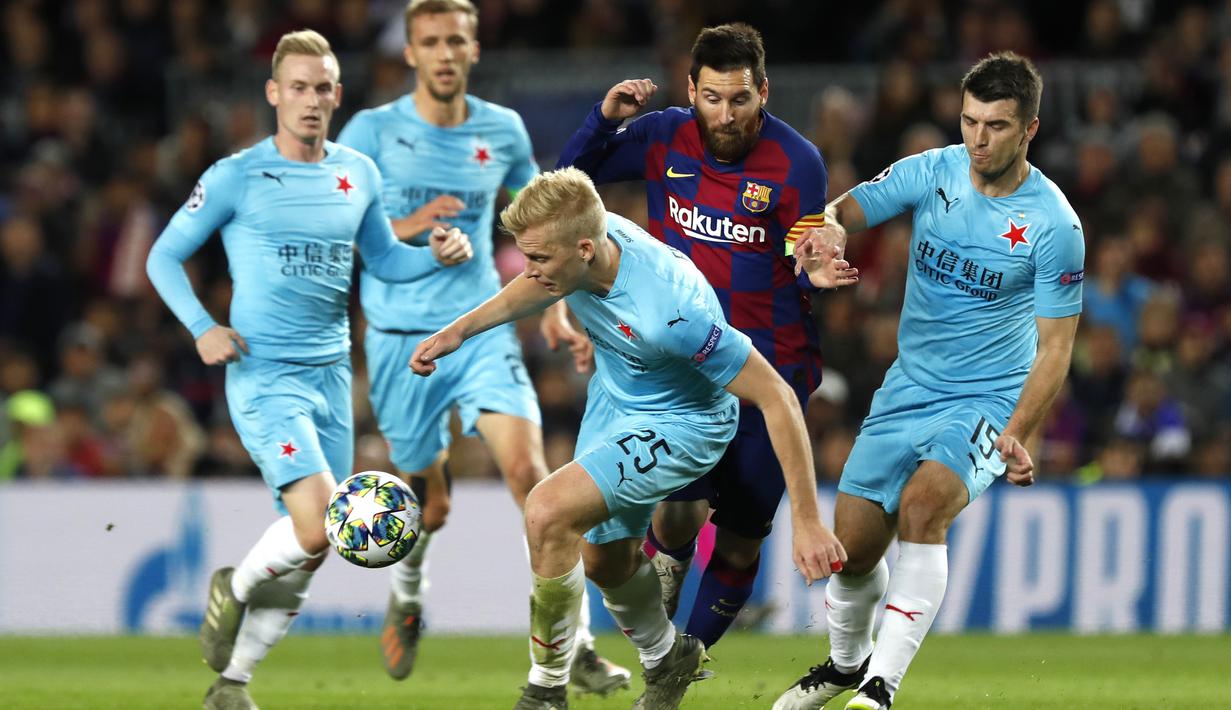 Penyerang Barcelona, Lionel Messi berusaha melewati pemain Slavia Praha, Michal Frydrych dan Ondrej Kudela pada pertandingan lanjutan Grup F Liga Champions di stadion Camp Nou, Spanyol (5/11/2019). Barcelona bermain imbang 0-0 atas Slavia Praha. (AP Photo/Joan Monfort)