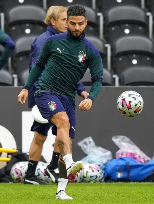 Penyerang Italia, Lorenzo Insigne menendang bola saat mengikuti sesi latihan di stadion Hive di London, Inggris, Senin (5/7/2021). Italia akan menghadapi Spanyol pada babak semifinal Euro 2020  di Stadion Wembley, Inggris. (AP Photo/Frank Augstein)