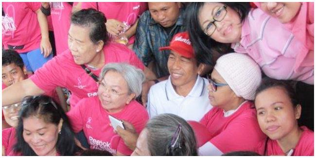 Jokowi juga tampak hadir di  Reebok Pink Ribbon Fun Walk