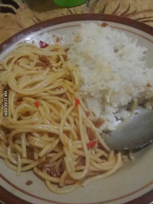 6 Cara Makan Spageti ala Orang Indonesia Ini Bikin Geleng Kepala