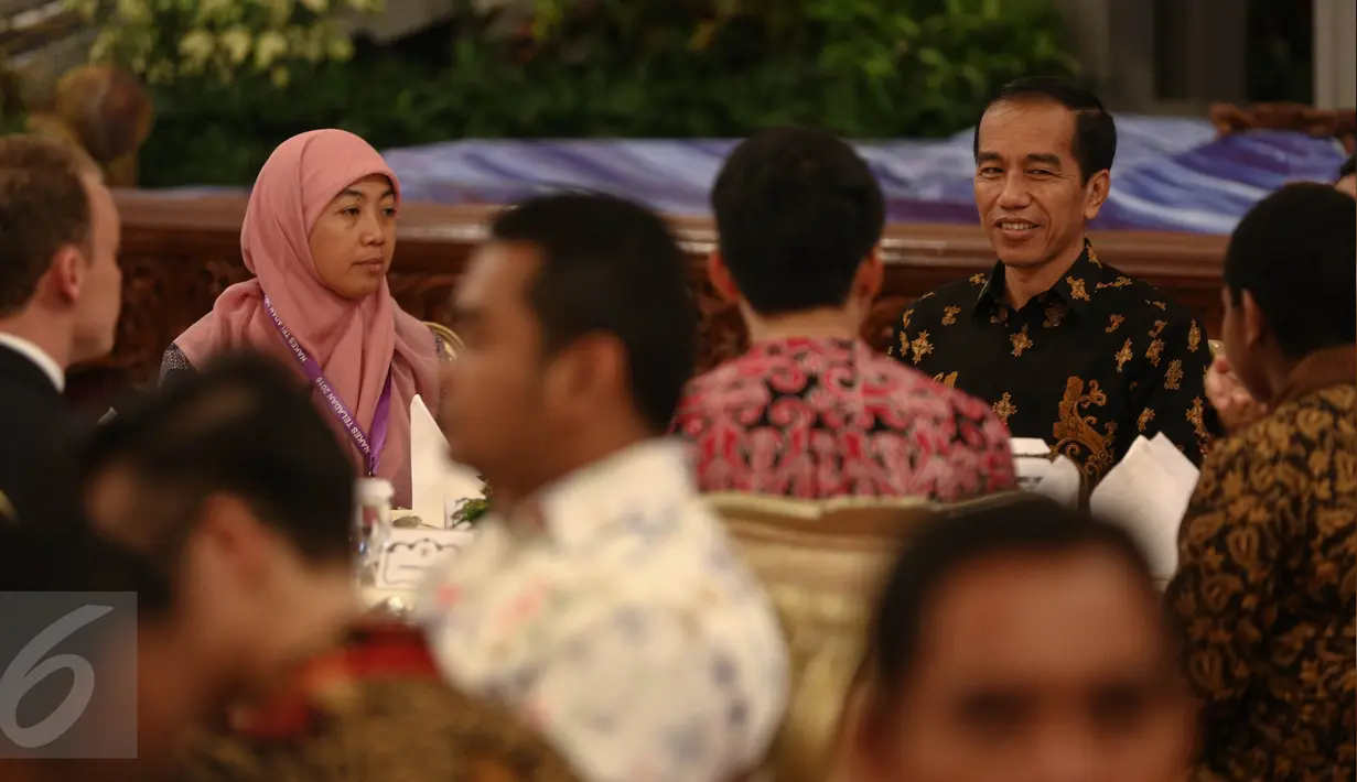 Presiden Jokowi  berbincang dengan para tamu undangan di Istana Negara, Jakarta, (18/8). Dalam pidatonya Presiden memotivasi para teladan nasional untuk senantiasa bergerak membangun bangsa. (Liputan6.com/Faizal Fanani) 
