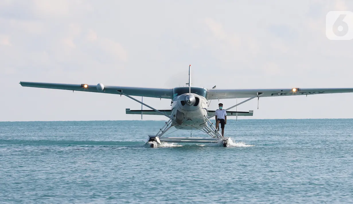 Sebuah pesawat apung mendarat di Pulau Gili Iyang, Sumenep, Madura, Senin (26/04/2021). Badan Penelitian dan Pengembangan Perhubungan (Balitbanghub) mengadakan uji operasional seaplane atau pesawat apung dengan rute Bali menuju Gili Iyang. (Liputan6.com/HO/Balitbanghub)