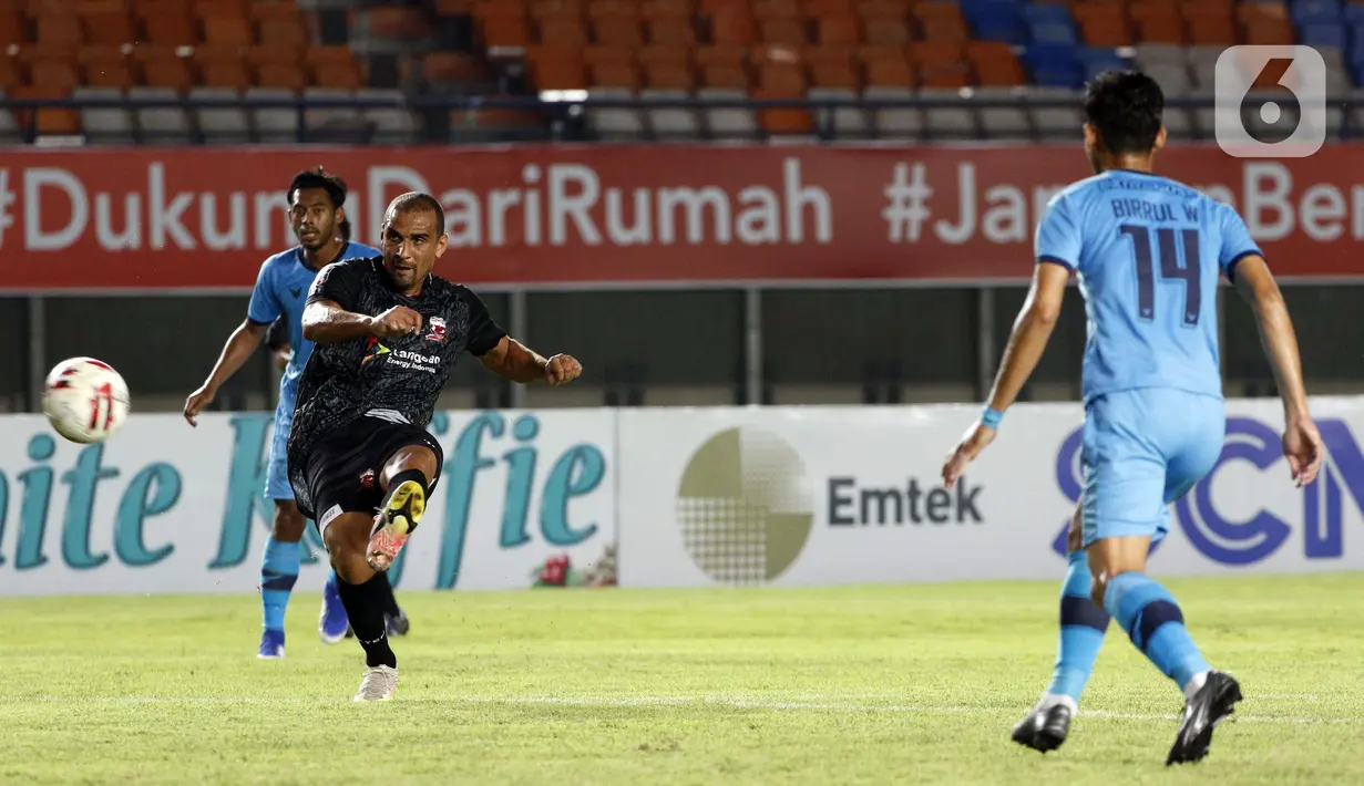 Pemain Madura United, Bruno Da Silva Lopes menendang bola ke gawang Persela Lamongan yang membuahkan gol dalam pertandingan babak penyisihan Grup C Piala Menpora 2021 di Stadion Si Jalak Harupat, Bandung, Kamis (1/4/2021). Pertandingan berakhir dengan skor 1-1. (Bola.com/Ikhwan Yanuar)