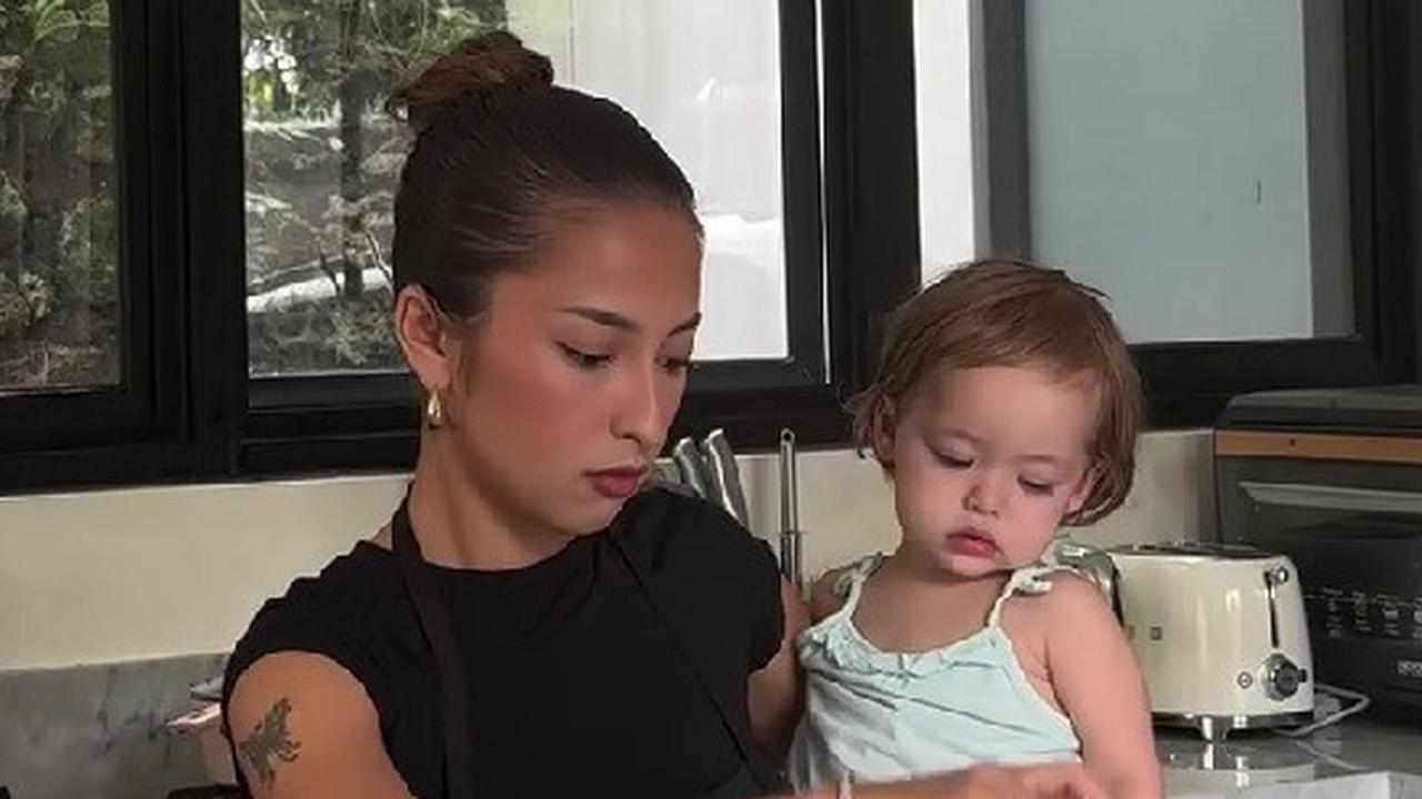 Momen Jennifer Coppen Bikin Kue Sambil Gendong Kamari, Kebersamaan Ibu-Anak yang Bikin Gemas
