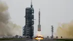 Roket Long March yang membawa awak astronaut China di pesawat luar angkasa Shenzhou-16 lepas landas di Pusat Peluncuran Satelit Jiuquan di China barat laut, Selasa (30/5/2023). (AP Photo/Mark Schiefelbein)