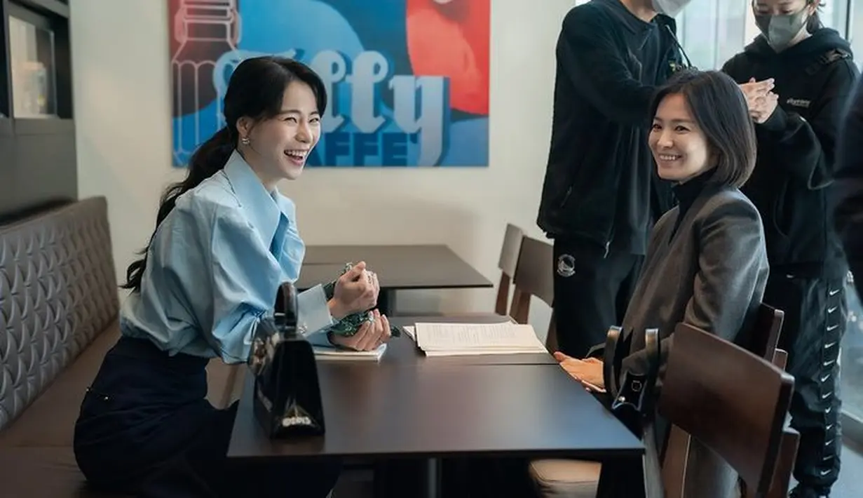 Busana tersebut juga memastikan ia tak menarik perhatian saat terlibat dalam aktivitas rahasia. Seperti menyelidiki target atau bertemu dengan kolaboratornya. [Foto: @netflix]
