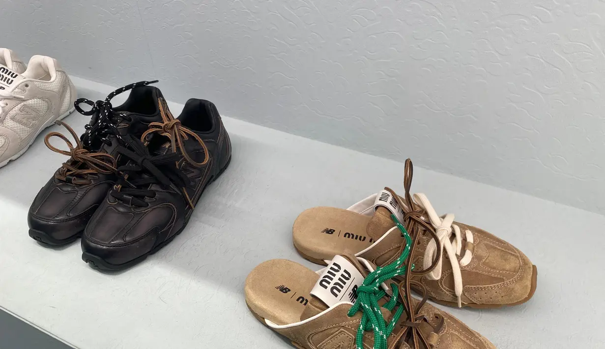 Kita akan menemukan inspirasi dalam momen-momen sederhana sehari-hari yang sering kali terabaikan. Entah itu latihan pernapasan yang lembut, pijat telapak tangan yang menenangkan, membaca horoskop harian, atau ritual matcha yang penuh perhatian. Kita akan memulai hari dengan perasaan tenang dan jernih, sambil mencoba beragam produk terbaru dari Miu Miu Fall Winter 2024. [Foto dok: Fimela.com]