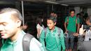 Para pemain Timnas Indonesia saat tiba di Bandara Soekarno-Hatta, Cengkareng. Timnas Indonesia tiba menggunakan maskapai Garuda Indonesia tepat pukul 18.30 WIB. (18/12/2016). (Bola.com/Nicklas Hanoatubun)