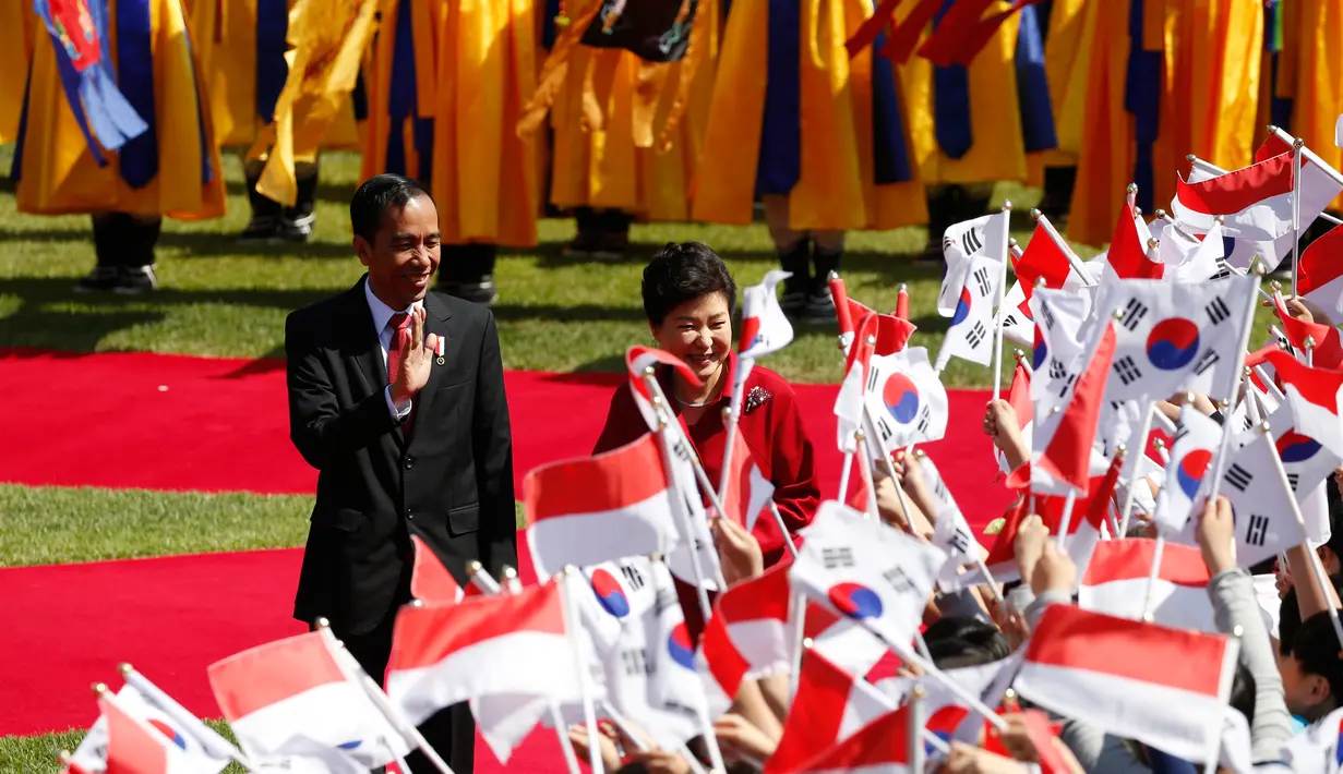 Presiden RI, Joko Widodo bersama Presiden Korea Selatan Park Geun-hye menyapa warga sebelum menghadiri upacara penyambutan di Blue House, Korea Selatan (16/5). Jokowi tiba di Korsel pada tanggal 15 Mei untuk kunjungan empat hari. (AFP PHOTO/KIM HONG-JI)