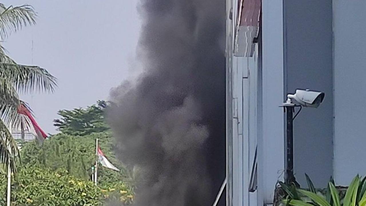 “Penyebab, diduga terjadi korsleting listrik dari mobil dan membakar mobil dan merambat ke Gedung Kampus F Trisakti,” kata Asril dalam keterangannya.