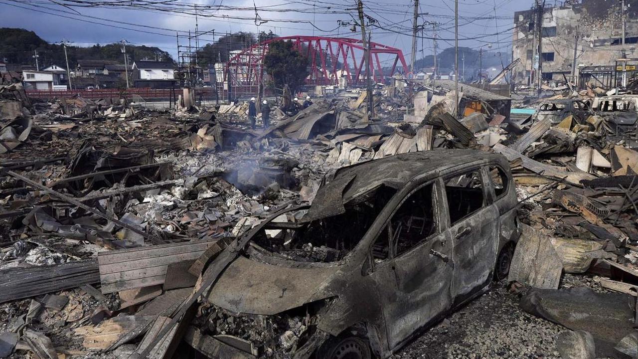 Gempa dahsyat yang mengguncang Jepang pada Senin (1/1/2024) lalu mengubah sebuah kawasan di Wajima, Prefektur Ishikawa, menjadi luluh lantak bak zona perang. Simak penampakannya!