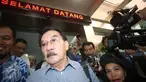 Mantan Ketua KPK Antasari Azhar seusai mendatangi Direskrimsus Polda Metro Jaya, Jakarta, Rabu (1/2). Antasari Azhar datang ditemani kuasa hukumnya Boyamin Saiman dan adik Nasrudin Zulkarnaen, Andi Syamsuddin. (Liputan6.com/Immanuel Antonius)