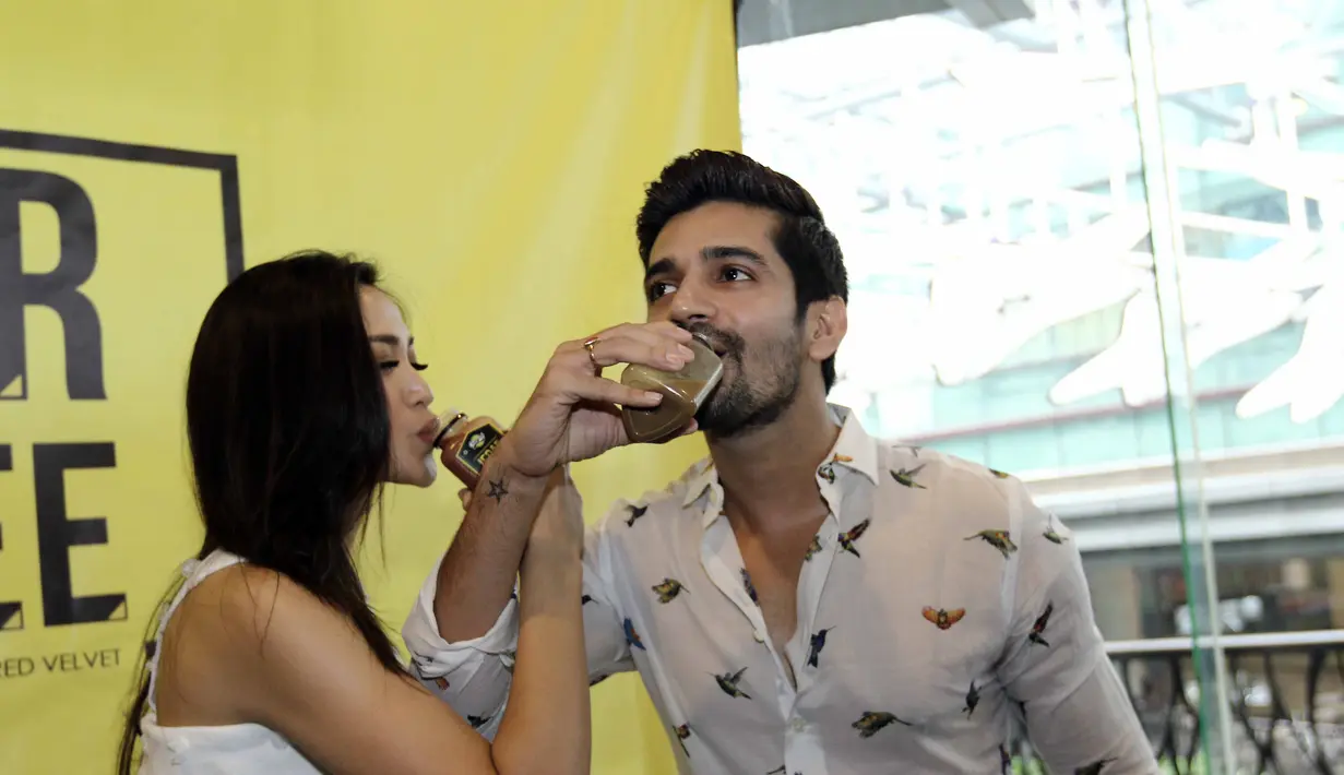 "D‎ia selalu bikin aku ketawa, senang. Ketika di loksyut, dia juga partner, teman yang baik juga. Ngomongnya nyambung, terus dia lucu orangnya kayak easy going, terus kayak gampang diajak becanda," ungkap Jessica. (Nurwahyunan/Bintang.com)