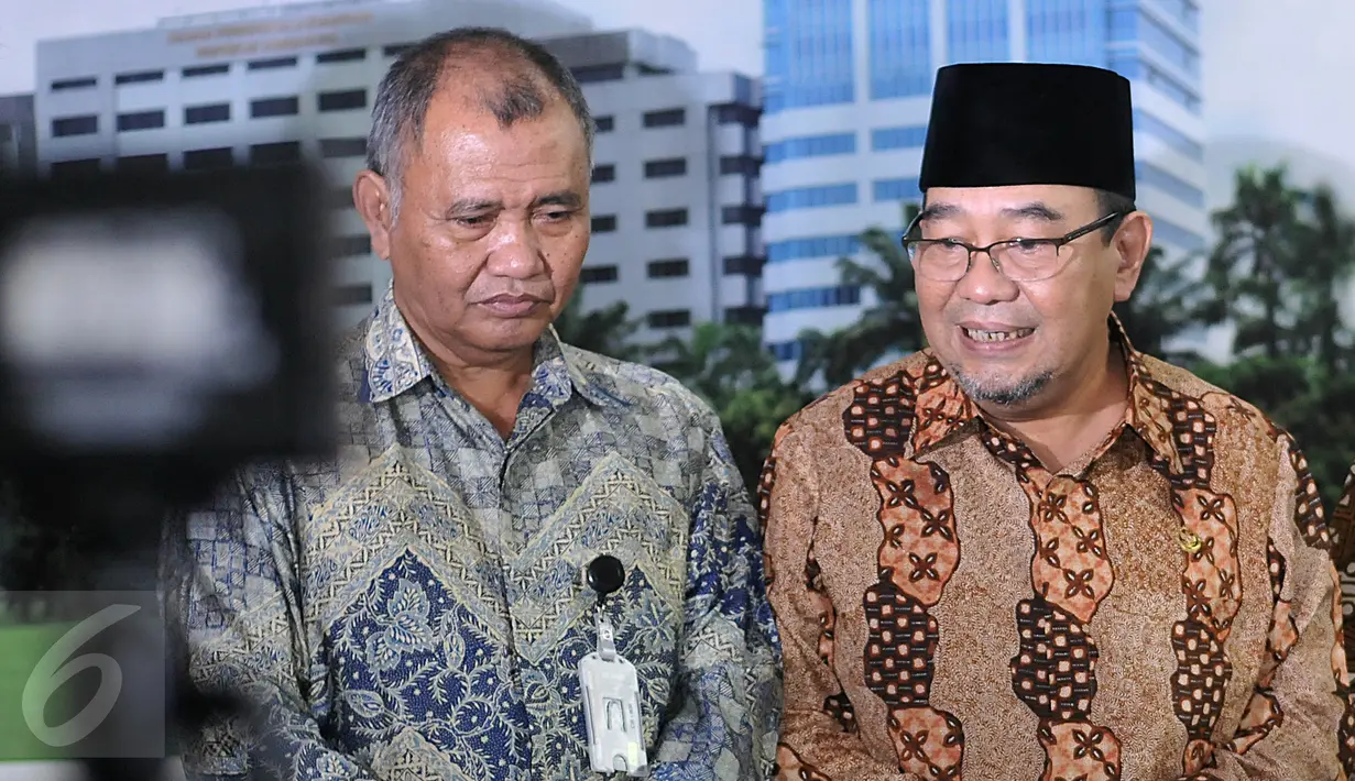 Ketua KPK Agus Raharjo (kiri) dan Ketua BPK Harry Azhar Azis memberi keterangan pers usai pertemuan tertutup di BPK, Jakarta, Rabu (13/1). Pertemuan itu  guna meningkatkan koordinasi antara dua lembaga dalam penanganan korupsi (Liputan6.com/Johan Tallo)