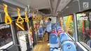 Petugas memeriksa interior bus Minitrans di kantor TransJakarta, Cawang, Jakarta, Selasa (17/10). TransJakarta menghadirkan dua bus angkutan umum yakni Minitrans dan Metrotrans. (Liputan6.com/Immanuel Antonius)