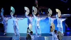Para penampil menyuguhkan pertunjukan dalam upacara pembukaan Festival Film Internasional Jalur Sutra ke-7 di Xi'an, ibu kota Provinsi Shaanxi, China barat daya, pada 11 Oktober 2020. Acara yang berlangsung enam hari ini diikuti lebih dari 3.000 film dari 116 negara dan kawasan. (Xinhua/Zhang Bowen)