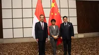 Menteri Luar Negeri Retno Marsudi bersama dengan Menteri BUMN Erick Tohir melakukan kunjungan ke RRT dan bertemu dengan Menlu Wang Yi. (Dok: Kemlu RI)
