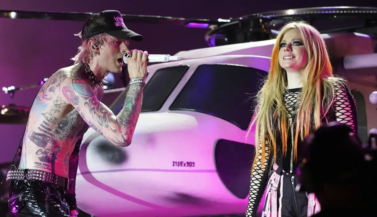 Avril Lavigne (kanan) tampil bersama Machine Gun Kelly pada hari kedua Festival Musik Lollapalooza di Grant Park, Chicago, Amerika Serikat, 29 Juli 2022. Penggemar musik dari seluruh dunia datang ke Lollapalooza 2022. (Photo by Rob Grabowski/Invision/AP)