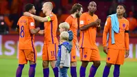 Arjen Robben (2kiri) memberikan semangat kepada rekan setimnya usai laga melawan Swedia pada kualifikasi Piala Dunia 2018 grup A di Amsterdam Arena, Amsterdam (10/10/2017). Belanda menang 2-0 namun kalah selisih gol dari Swedia. (AFP/Emmanuel Dunand)