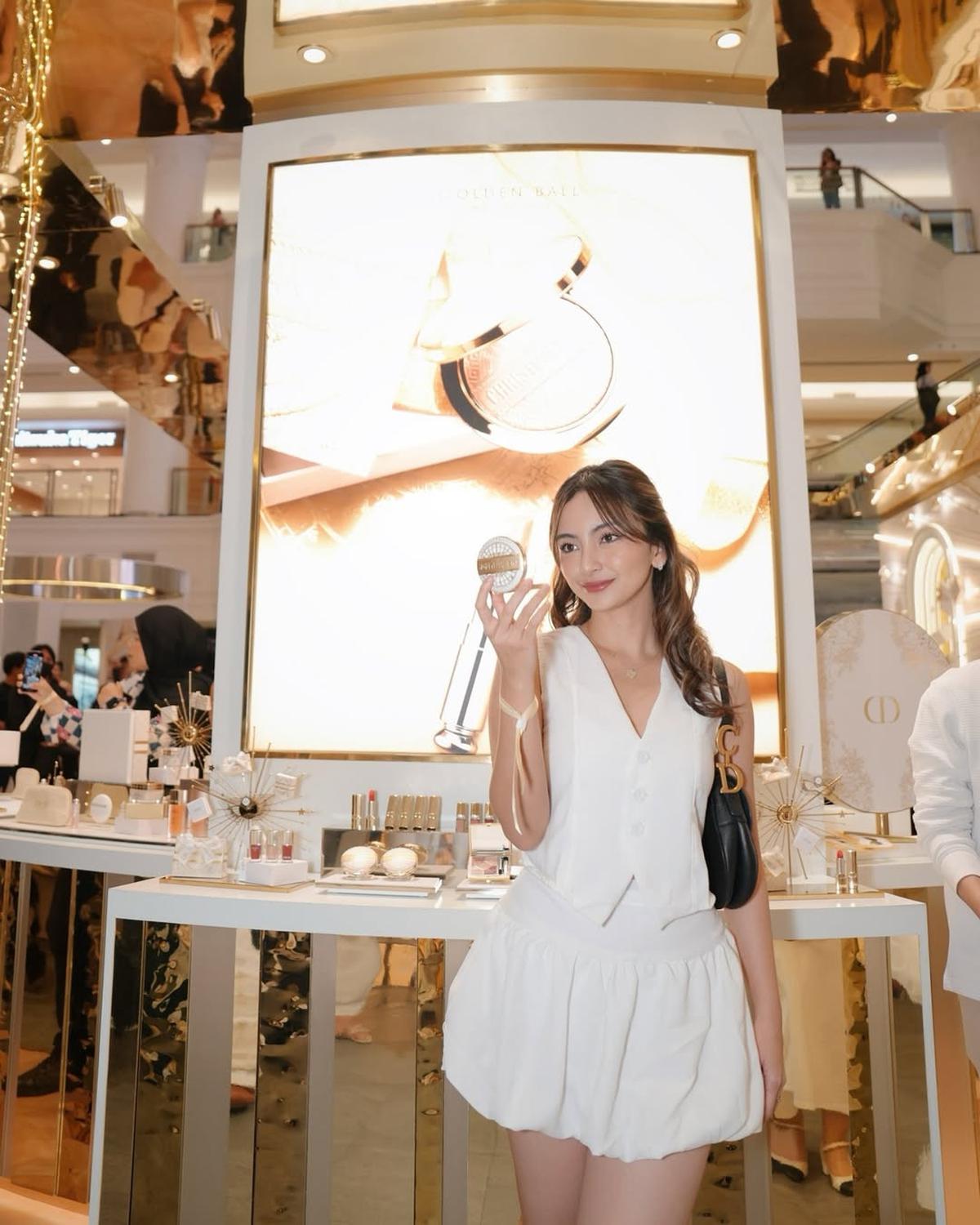Potret Valerie Tifanka Kenakan Busana Putih di Event Dior, Dipuji Cantik Tak Habis-Habis