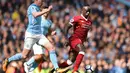 Gelandang Liverpool, Sadio Mane berusaha melewati pemain Manchester City, De Bruyne saat pertandingan Liga Inggris di Stadion Etihad, Manchester (9/9). Manchester City menang telak 5-0 atas Liverpool. (AFP Photo/Oli Scarff)