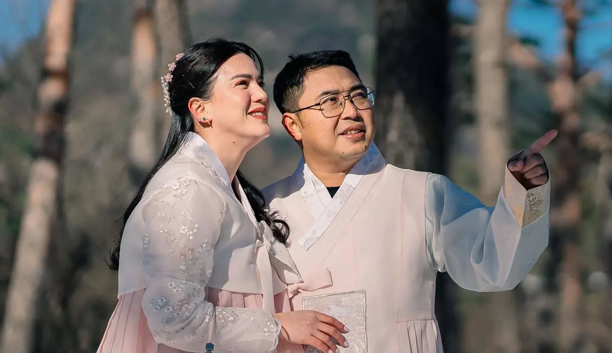 Bersama Alvin, Alice Norin memang sesekali mengunggah kebersamaannya bersama suami. Momen kebersamaan keduanya kerap terlihat mesra dan kerap curi perhatian. Namun kali ini cukup berbeda karena dalam sebuah pemotretan dan memakai kostum hanbook yang merupakan pakaian khas Korea Selatan. (Liputan6.com/IG/@alicenorin)