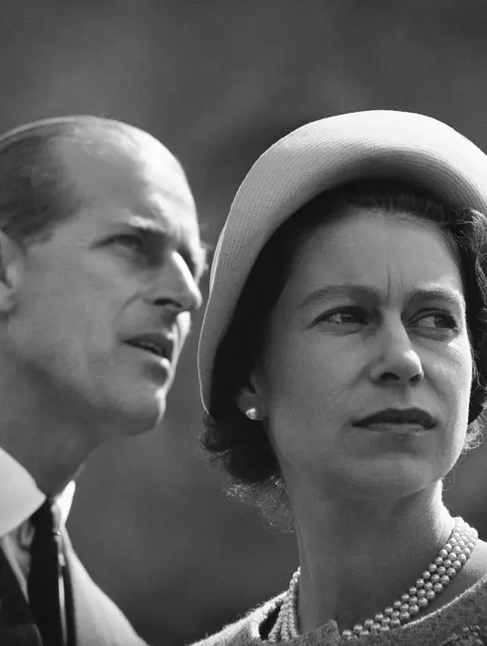 Dalam file foto 20 Juni 1959, Ratu Elizabeth Inggris dan Pangeran Philip digambarkan di Schefferville, saat mereka mendengarkan penjelasan tentang cara kerja tambang bijih besi di perhentian lain dalam tur kerajaan di Kanada. Pangeran Philip meninggal di usia ke-99 pada 9 April 2021. (AP Photo/File)