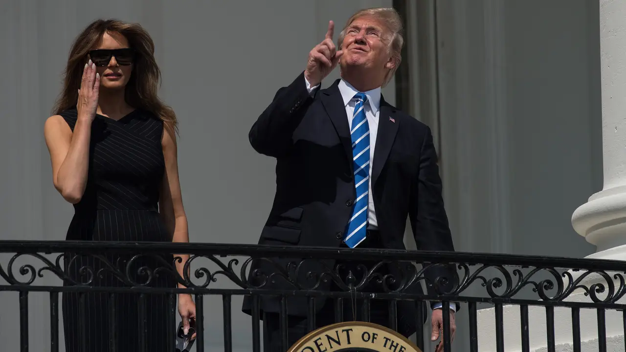 Donald Trump Sempat Lihat Gerhana Matahari dengan Mata Telanjang
