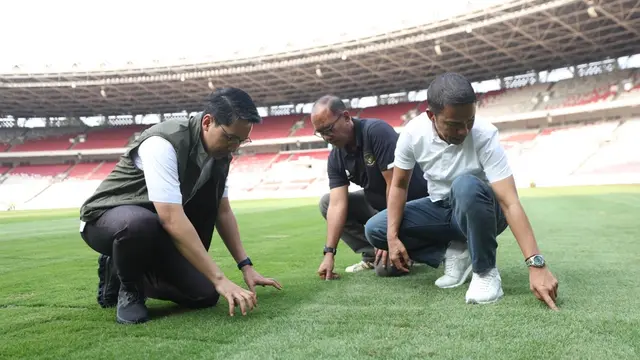 Direktur Utama Pusat Pengelolaan Komplek Gelora Bung Karno (PPKGBK), Rakhmadi Afif Kusumo dan Sekjen PSSI, Yunus Nusi, mengecek renovasi Stadion Utama Gelora Bung Karno (SUGBK), Jakarta Pusat.