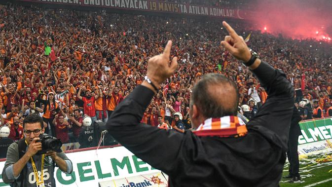 Foto Kegembiraan Suporter Galatasaray Raih Juara Liga Turki Bola Liputan6 Com