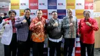 Ketua KPK Firli Bahuri (ketiga kiri), Ketua KPU Hasyim Asy'ari (kedua kanan), Ketua Bawaslu Rahmat Bagja (ketiga kanan) beserta pihak terkait berfoto bersama saat acara peluncuran kampanye Hajar Serangan Fajar di Gedung ACLC C1 KPK, Kuningan, Jakarta Selatan, Jumat (14/7/2023). (Liputan6.com/Faizal Fanani)