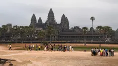 Suasana Candi Angkor Wat di Provinsi Siem Reap, Kamboja, Kamis (5/3/2020). Menurut World Travel and Tourism Council, wabah virus corona (COVID-19) membuat sektor pariwisata dunia kehilangan USD 22 miliar. (TANG CHHIN Sothy/AFP)