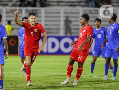 Pemain tengah timnas Indonesia U-20, Jens Raven (ketiga kiri) merayakan golnya ke gawang Maladewa pada pertandingan Kualifikasi Piala Asia U-20 grup F di Stadion Madya, Kompleks Gelora Bung Karno, Jakarta, Rabu (25/9/2024). (Liputan6.com/Angga Yuniar)